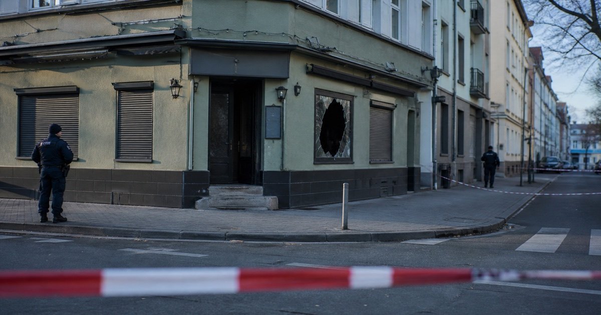 Полиция у поврежденного бара в Köln-Ostheim Полиция у поврежденного бара в Köln-Ostheim